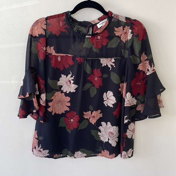 Monteau Tops - Very Pretty Monteau floral blouse size Medium NWOT